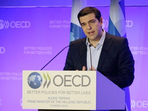 Premiê grego Alexis Tsipras durante coletiva de imprensa na sede da OCDE em Paris (Foto: Reuters)