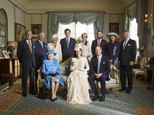 Foto oficial feita após o batismo de George mostra pela primeira vez a rainha Elizabeth II acompanhada de sucessores ao trono britânico (Foto: Jason Bell/Camera Press/AP)