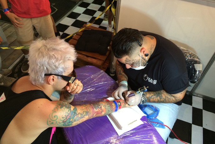 Jovem faz tatuagem em Xangri-Lá (Foto: Hygino Vasconcellos/G1)