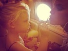 Jessica Simpson é maquiada pela filha em jatinho