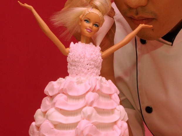 Cchef faz um bolo temático da boneca Barbie, durante a cerimônia de abertura de um restaurante temático (Foto: AFP PHOTO / Sam Yeh)