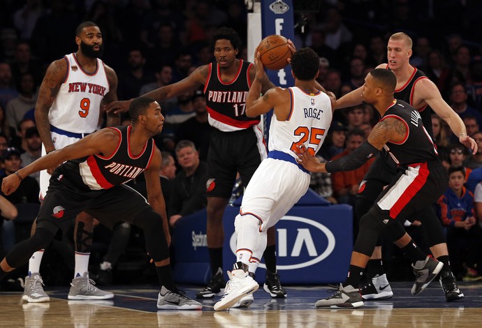 New York Knicks e Portland Trail Blazers duelaram nesta terça à noite (Foto: Reuters/Adam Hunger-USA TODAY Sports)