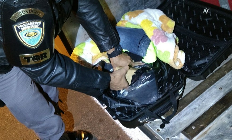 Droga estava dentro de duas malas, em Presidente Prudente (Foto: Polícia Militar Rodoviária/Cedida)