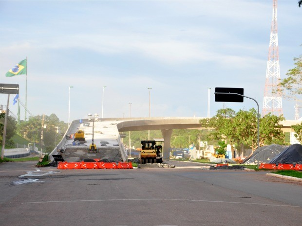 Viaduto da Sefaz teve pavimento reprovado em outubro e ainda no foi liberado para entrega. (Foto: Ren Diz / G1)