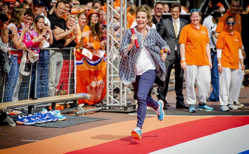 A princesa Anette da holanda aposta corrida de revezamento no Dia do Rei, em comemoração ao aniversário do monarca, em Amstelveen, Holanda.