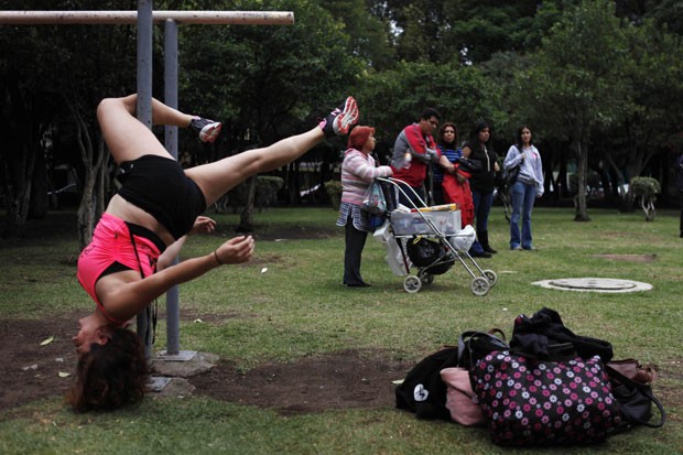 Mulher realiza movimentos de pole dance em parque público da Cidade do México (Foto: Edgard Garrido/Reuters)