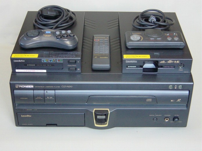 Caríssimo e usando um formato de mídia decadente, o Laseractive foi o console da Pioneer (Foto: (Foto: Reprodução/Museo8bits)) Caríssimo e usando um formato de mídia decadente, o Laseractive foi o console da Pioneer (Foto: (Foto: Reprodução/Museo8bits))