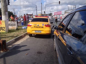 Motociclista atingiu poste de metal de publicidade e faleceu. (Foto: Kety Marinho / TV Globo)