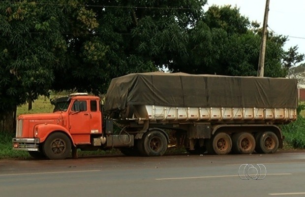 Caminhoneiro bbado  preso aps tentar jogar veculo em carro da PRF em GOis (Foto: Reproduo/TV Anhanguera)