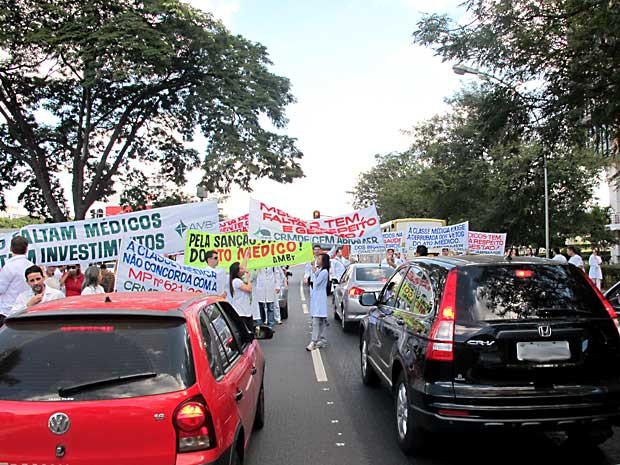 Médicos protestam em frente ao prédio do CRM-DF, na W3, em Brasília (Foto: Lucas Nanini/G1)