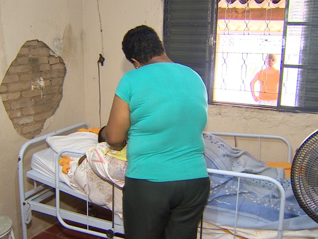 Irmã chora ao lado corpo de Valéria, em Caçapava. Família reclama da demora para remoção do corpo da mulher de mais de 200 quilos. (Foto: Reprodução/TV Vanguarda)