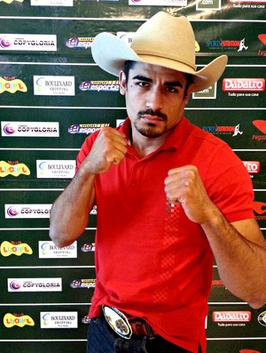 Rafael Cowboy encara Dudu Bastos na co-luta principal do HCC 13 (Foto: Richard Pinheiro/Globoesporte.com)