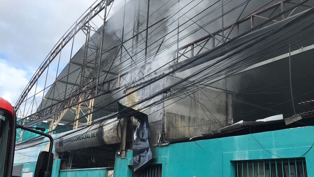 Incêndio destrói parte do Centro Comercial de Passagem em João Pessoa (Foto: Walter Paparazzo/G1)