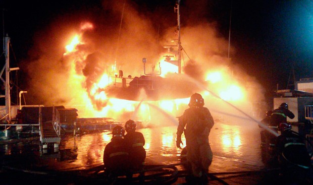 Incêndio começou na noite desta sexta-feira e destruiu completamente o barco (Foto: Divulgação/Corpo de Bombeiros do RN)