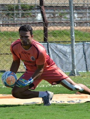 Felipe é o goleiro da Desportiva Ferroviária desde 2012, e subiu à Série A do Capixabão com o time (Foto: Henrique Montovanelli/Desportiva Ferroviária)