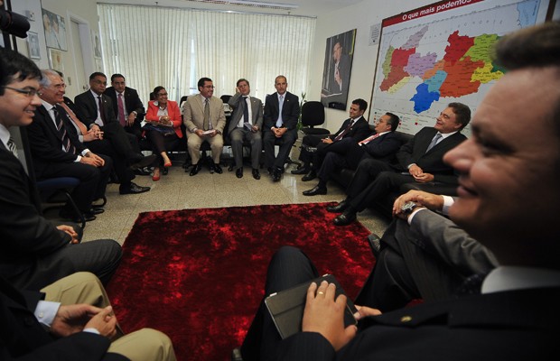 Integrantes da CPI do Cachoeira durante reunião no gabinete do presidente da comissão, senador Vital do Rêgo (PMDB-PB) (Foto: José Cruz  / Agência Brasil)