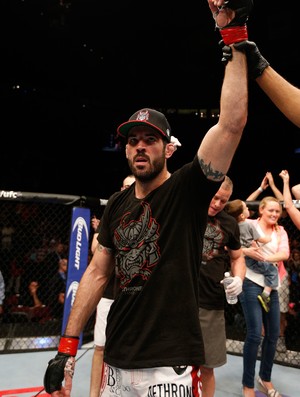 Matt Brown bate Erick Silva (Foto: Getty Images)