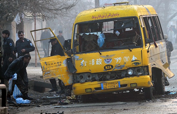 Ônibus do exército afegão sobre ataque do Talibã neste domingo (26). (Foto: Shah Marai/AFP)