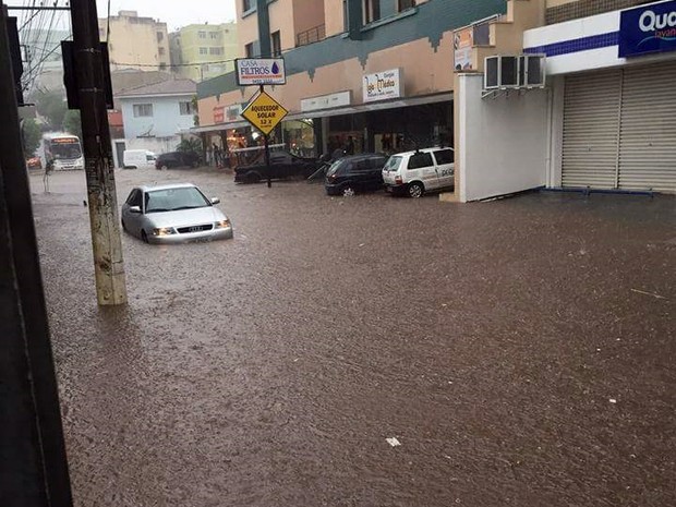 Chuva deixa ruas alagadas e causa estragos em Pouso Alegre (MG) (Foto: Corpo de Bombeiros)