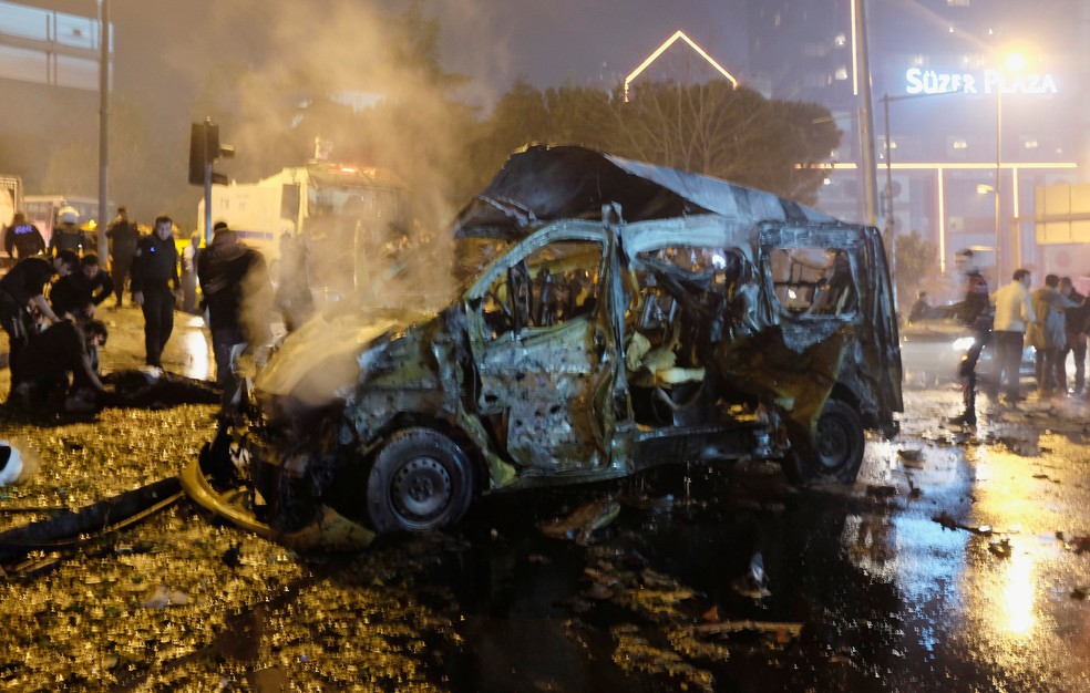 Ve&iacute;culo danificado &eacute; visto ap&oacute;s explos&atilde;o em Istambul, Turquia (Foto: Murad Sezer/Reuters)