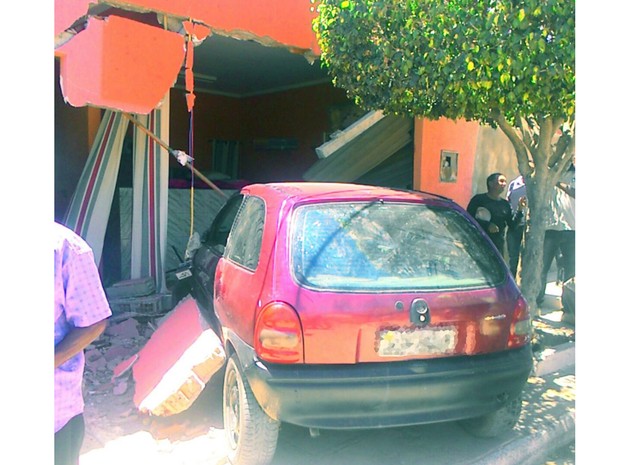 Carro invade casa no bairro João de Deus em Petrolina, PE (Foto: Arquivo pessoal)