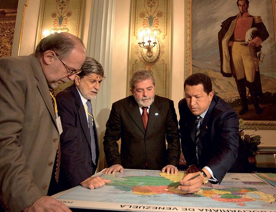 Da esquerda para direira Marco Aurélio Garcia,Celso Morim,Lula e Chavez durante encontro (Foto: AFP)