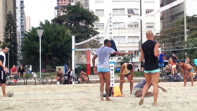 Robinho jogando bola na praia (Foto: Bruno Giufrida) Robinho jogando bola na praia (Foto: Bruno Giufrida)