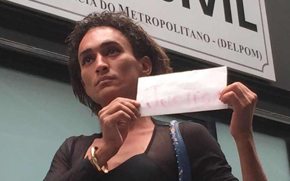 Raíssa, travesti que foi defendida pelo ambulante Luiz Carlos Ruas, pede Justiça (Foto: Aldieres Batista)