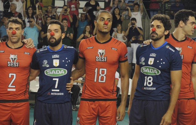 vôlei, jogadores Cruzeiro e Sesi, nariz de palhaço (Foto: David Abramvezt)