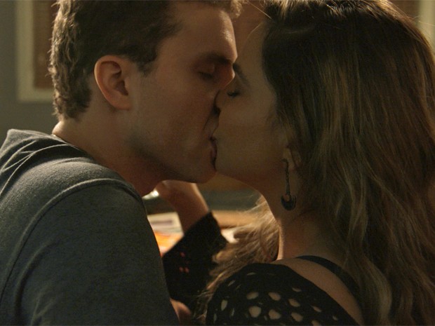 Cris se deixa levar pelo beijo do advogado (Foto: TV Globo)