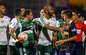 Cuca elogia atuação em Rosario, explica três zagueiros e projeta finais