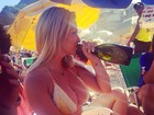 Veridiana Freitas bebe champanhe no gargalo em dia de sol e praia no Rio