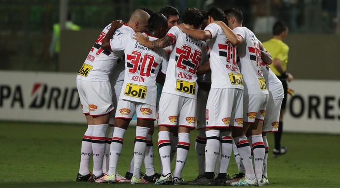 Elenco abraçado Atlético-MG x São Paulo (Foto: Rubens Chiri/saopaulofc.net)