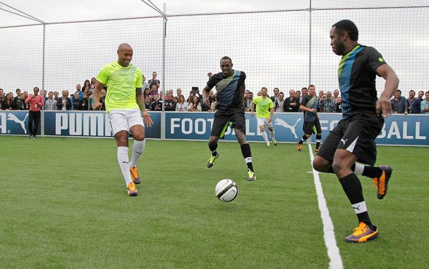 Bolt jogando Futebol (Foto: Ralf Roedel )