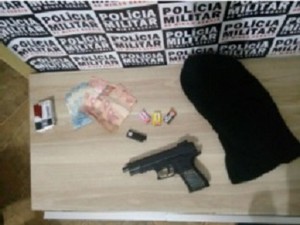 Adolescente é apreendido após assalto em bar de Araxá (Foto: PM/Divulgação)