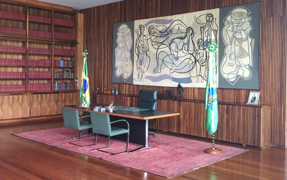 Mesa do presidente na bibiloteca do Palácio da Alvorada (Foto: Luciana Amaral / G1)