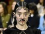 Grife Givenchy enche o rosto das modelos com piercings em desfile