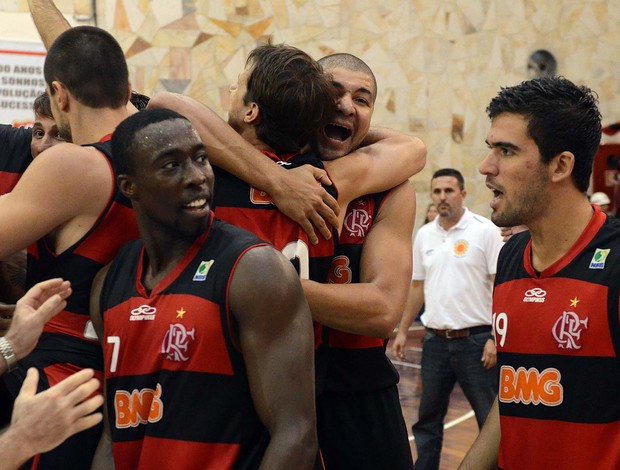 Kojo comemora mais uma vitória do Flamengo com seus companheiros (Foto: João Pires/LNB) Kojo comemora mais uma vitória do Flamengo com seus companheiros (Foto: João Pires/LNB)