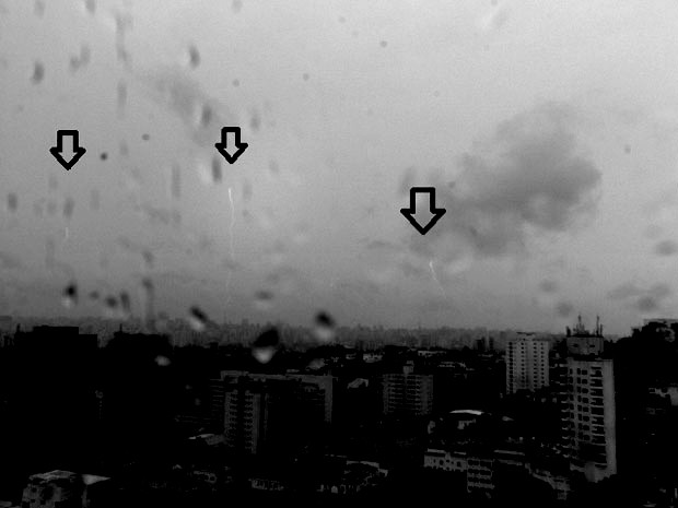 Na imagem feita no dia 16 de janeiro, três raios ascendentes são vistos na região da Avenida Paulista durante tempestade (Foto: Marcelo Saba/Elat-Inpe)