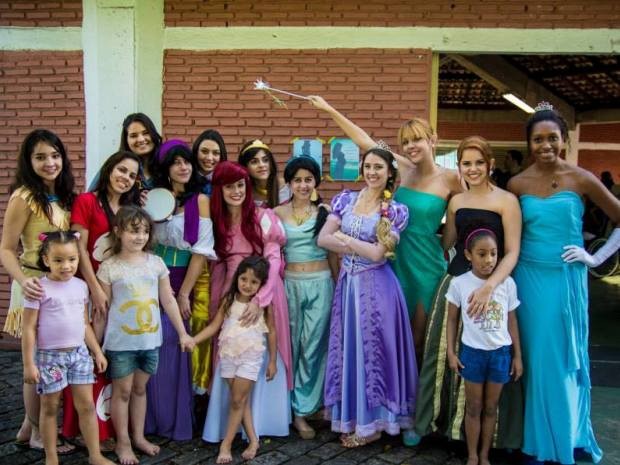 Princesas levaram crianças para passeios em Santos, SP (Foto: Tiago Januário / Arquivo Pessoal)