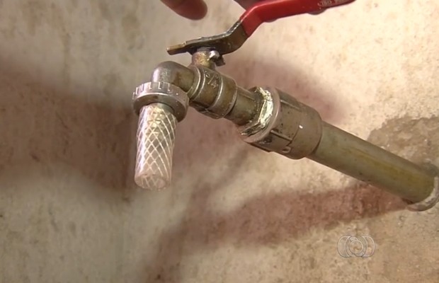 Justiça determina que consumidores não fiquem mais de seis horas sem água em Goiás (Foto: Reprodução/TV Anhanguera)