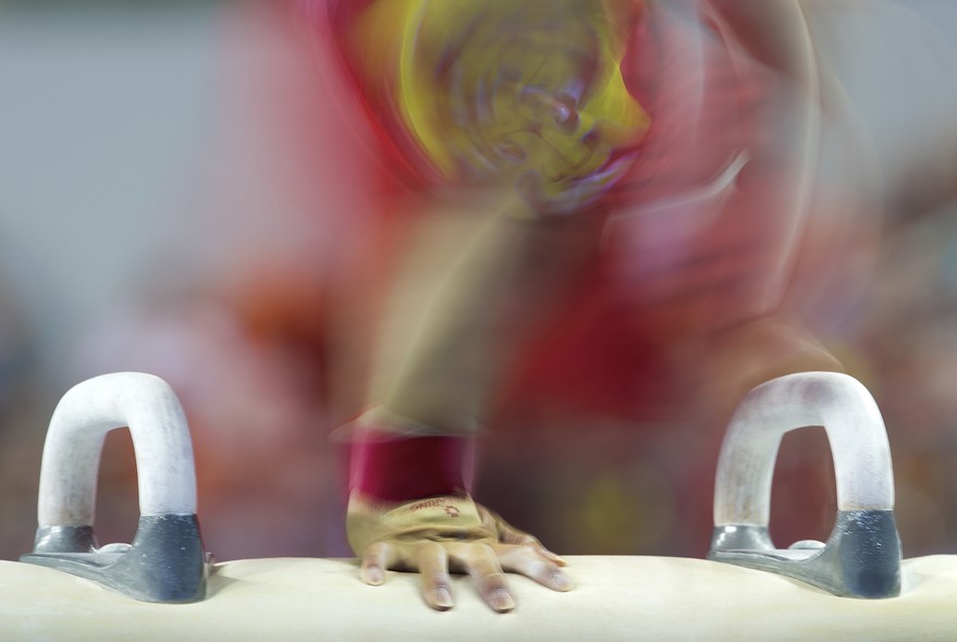 Lin Chaopan da China compete no cavalo com alças durante a qualificação masculina do Campeonato Mundial de Ginástica Artística, no Ginásio Guangxi em Nanning, capital de Guangxi Zhuang Região Autónoma, sudoeste da China