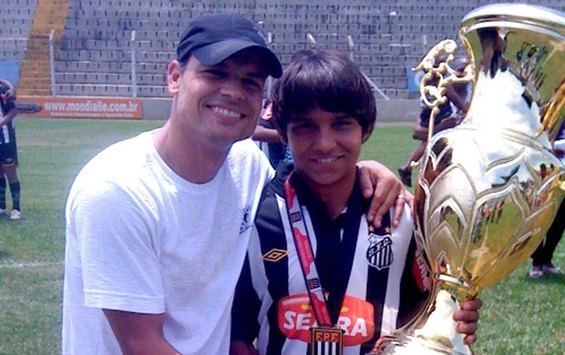 Robert e filho com troféu de título paulista sub-13, em 2010 (Foto: Arquivo Pessoal)
