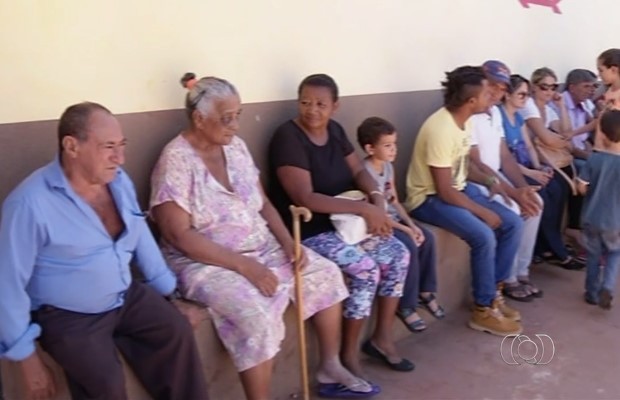 Passageiros esperam há mais de 20 horas para prosseguir viagem em Goiás (Foto: Reprodução/ TV Anhanguera)