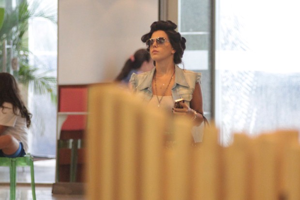 Giovanna Lancellotti passeando de bobs na cabeça (Foto: Derick Abreu / Photo Rio News)