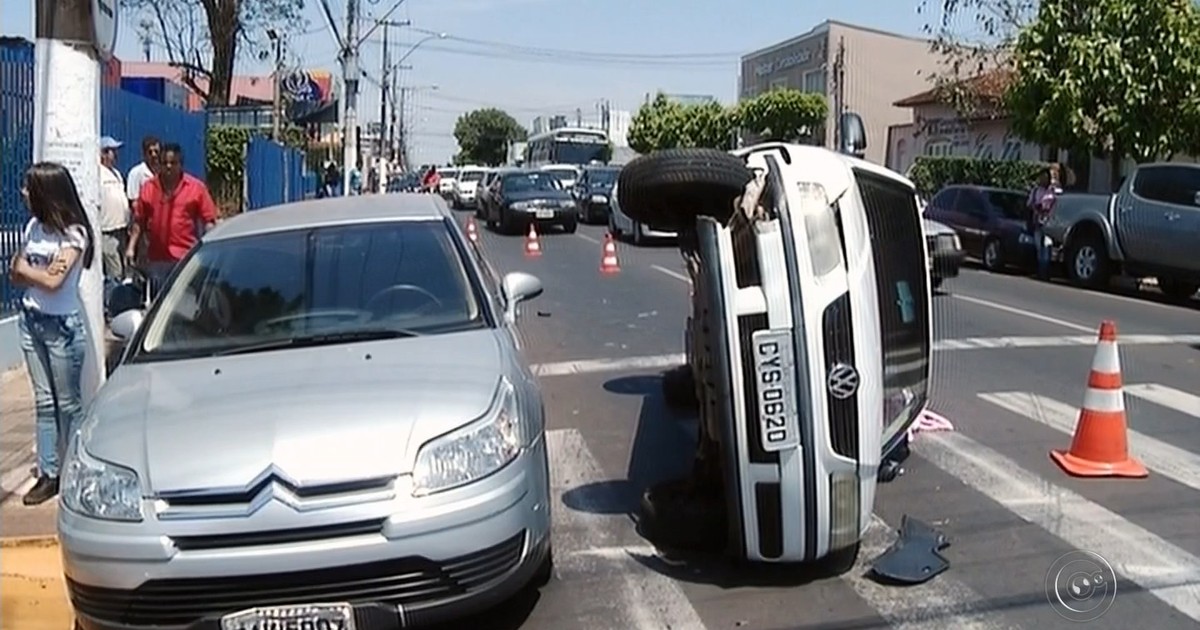 Carro fica três horas tombado após acidente em cruzamento de ... - Globo.com