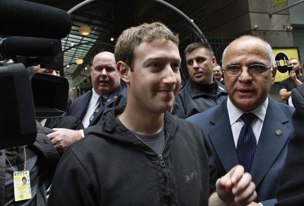 Mark Zuckerberg, fundador do Facebook, deixa hotel em Nova York após uma apresentação para investidores  (Foto: Eduardo Munoz/Reuters)