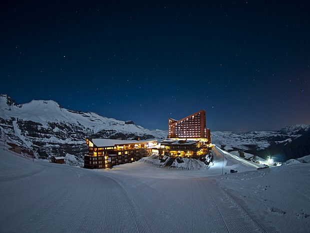 Complexo de hotéis do Valle Nevado à noite (Foto: Andres Pascual/Valle Nevado)