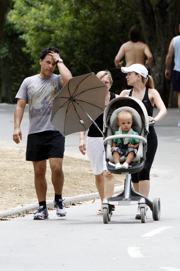A apresentadora Eliana passeia com o filho e marido na Lagoa Rodrigo de Freitas (Foto: Foto Rio News)
