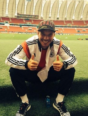 Podolski já posou para uma foto em Porto Alegre (Foto: Reprodução)